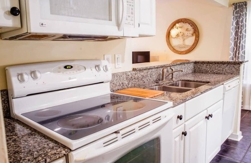 Columbia House | Near Bases, USC & Shops - The Columbia Crash Pad
