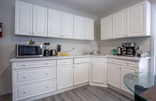 Trenton House | Near Batawa Ski Hill Cozy Modern Riverview Home w/5 Beds + Crib + FAST WiFi