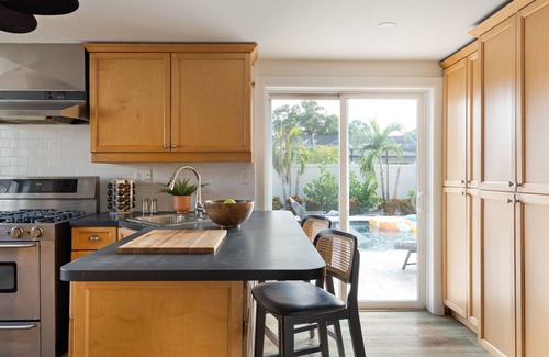 Kenneth City House | Near Beaches! Heated Pool, Hot tub at the Poolside Palm Hideaway!