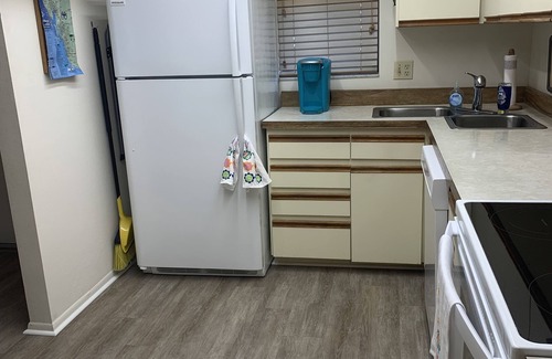 Grove City Condo | Near Beaches! UPDATED! Peaceful Forest Park Condo 2 bd 2 bth. Heat comm pool