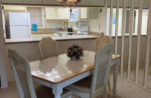 Grove City Condo | Near Beaches! UPDATED! Peaceful Forest Park Condo 2 bd 2 bth. Heat comm pool