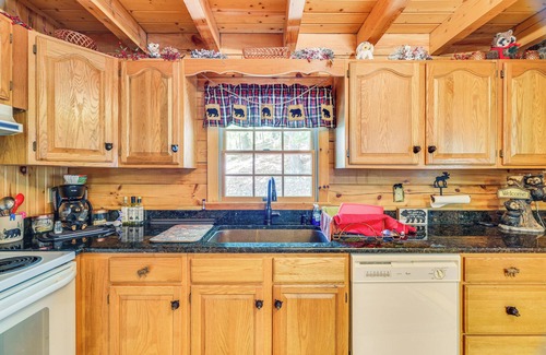 Bushkill Cabin | Near Bushkill Falls: Pocono Mountains Cabin!