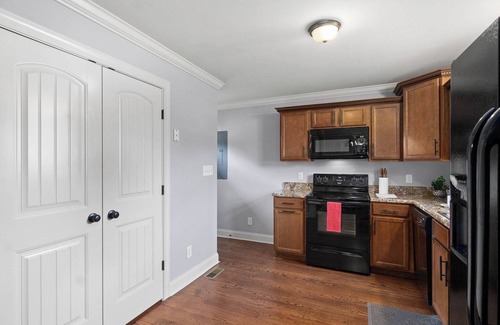 Clarksville House | Near Campbell & Downtown - Cottage & Carriage House