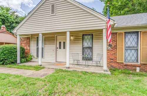 Ellendale House | Near Dining & MEM - Hickory Hill Home