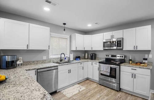 City View House | Near Downtown, 3 Bed 3 Bath, 2 EnSuite, FirePit, Fenced Yard Great for Pets