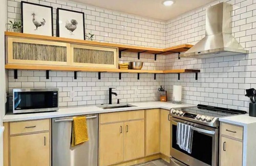 Folsom's Addition House | Near downtown Bright Cheerful Happy | Three Maples