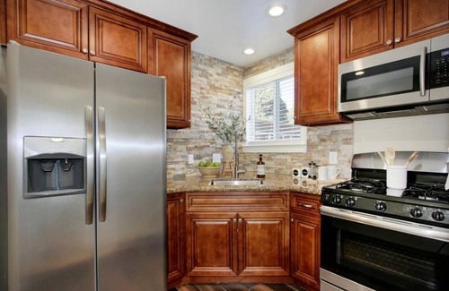 Sacramento Cottage | Near Downtown – Catch a Game, Soak in the Hot Tub & Explore