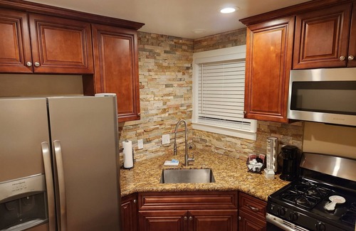 Sacramento Cottage | Near Downtown – Catch a Game, Soak in the Hot Tub & Explore