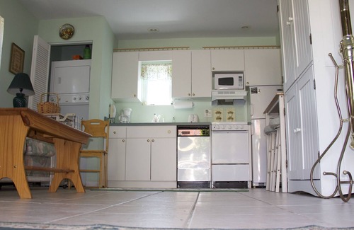 Historic Old Northeast Cottage | Near Downtown-Carriage House nestled in a Secret Garden-Perfect for a Couple
