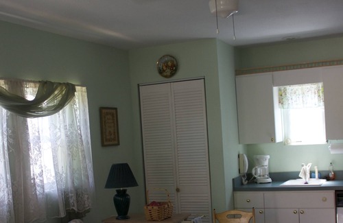 Historic Old Northeast Cottage | Near Downtown-Carriage House nestled in a Secret Garden-Perfect for a Couple