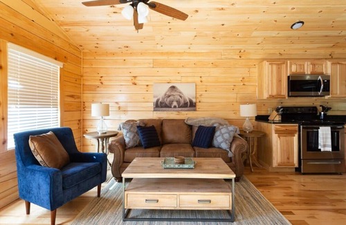 Gatlinburg Cabin | Near Downtown Gatlinburg/Hot Tub/Newly Built Cabin
