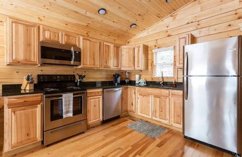Gatlinburg Cabin | Near Downtown Gatlinburg/Hot Tub/Newly Built Cabin