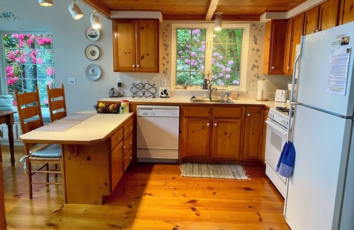 Langley Cottage | Near Downtown Langley, Shops & Restaurants! Cozy Cottage & Pet Friendly!