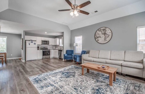 Ellendale House | Near Downtown, Shelby Farms Park - Crievewood Cove