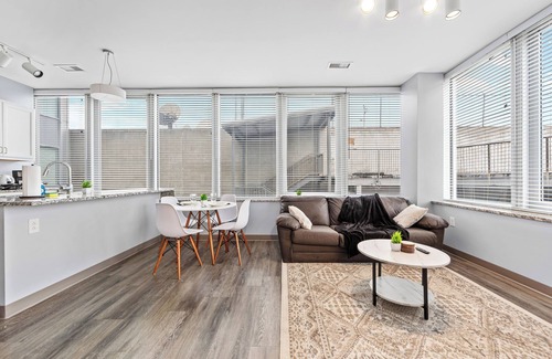Downtown Cleveland Apartment | Near DT&CLE Clinic, Queen Bed, Wi-Fi, Parking