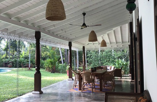 Unawatuna Villa | Near Galle, recent colonial house, 3 bedrooms, large swimming pool in the park