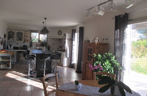 Pernes-les-Fontaines Villa | Near hillside with private pool, pretty Provencal villa.
