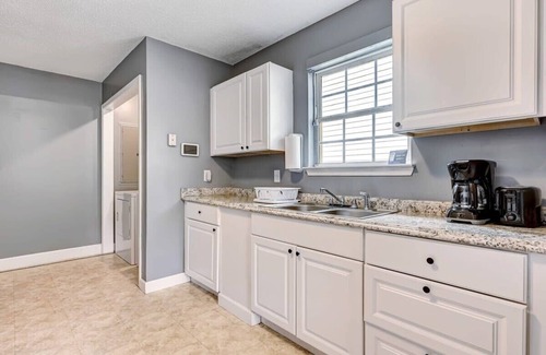 Savannah House | Near Hospital and Downtown- Lodging on Leghorn