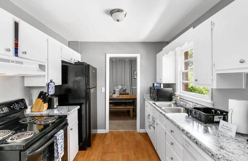 New Castle Apartment | Near Hospital & Dining- Beds on Broadmoor - Unit A