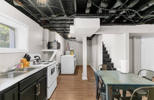 New Castle Apartment | Near Hospital & Dining- Beds on Broadmoor - Unit B
