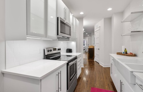 Union Park Apartment | Near hospitals, colleges, event centers! New king bed, love pets & free parking!