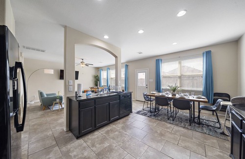 Houston House | Near IAH Houston Home | Yard BBQ Games Wi-Fi Pets
