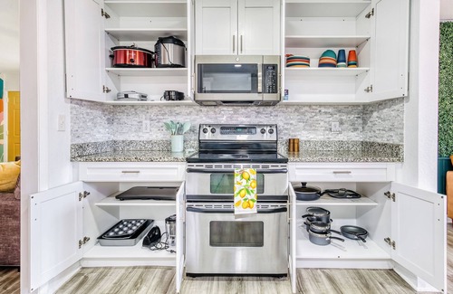 Whitfield House | Near IMG! Free Heated Pool, Fire Pit, Golf, BBQ, Arcade Games!