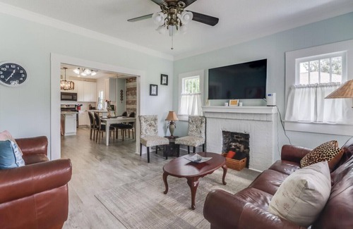 Gulfport House | Near Island View Casino, the Gulfport Aquarium, Restaurants, Beaches, and the Beautiful Jones Park!