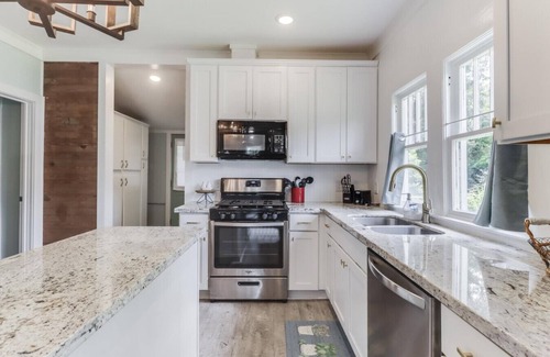 Gulfport House | Near Island View Casino, the Gulfport Aquarium, Restaurants, Beaches, and the Beautiful Jones Park!