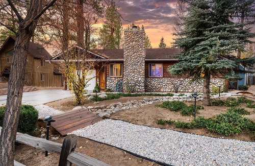 Fox Farm Cabin | Near Lake & Village - Gorgeous! ❤️ Fenced Spa EV Fire pit Ping Pong