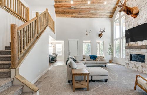 Meadow View Heights House | Near Lakes and Trails Cabin in Duck Creek Village!