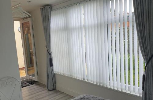 Bromborough House | Near liverpool double bedroom hideaway