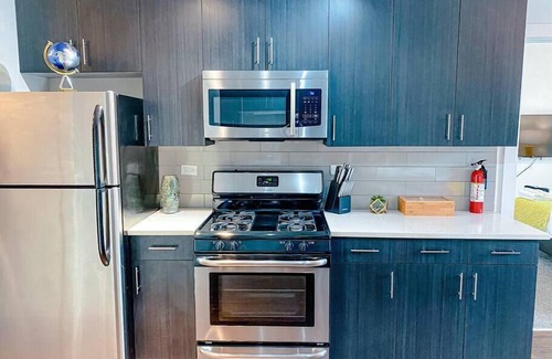Near South Side Apartment | Near McCormick Place 420-Friendly 3BR/2BA with Optional Parking and sleeps 8