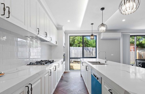 Notting Hill House | Near Monash Uni & Shops - Contemporary 4-Bed Home
