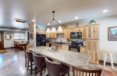 Hill City Cabin | Near Mt Rushmore, Crazy Horse & Custer State Park Hot Tub Pickle Ball Court