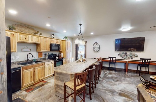 Hill City Cabin | Near Mt Rushmore, Crazy Horse & Custer State Park Hot Tub Pickle Ball Court