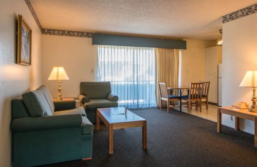 East End Apartment | Near Oakland Arena! 2 Units with Pool and Jacuzzi, Free Breakfast