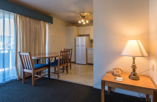 East End Apartment | Near Oakland Arena! 2 Units with Pool and Jacuzzi, Free Breakfast