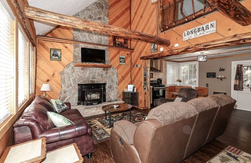 Long Barn Cabin | Near Pinecrest- AC, outdoor space,arcade games & spacious deck!