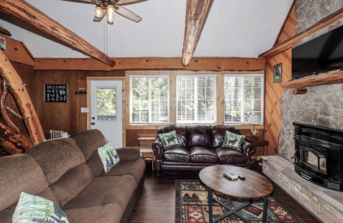 Long Barn Cabin | Near Pinecrest- AC, outdoor space,arcade games & spacious deck!