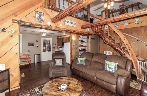 Long Barn Cabin | Near Pinecrest- AC, outdoor space,arcade games & spacious deck!