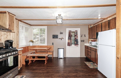 Long Barn Cabin | Near Pinecrest- AC, outdoor space,arcade games & spacious deck!