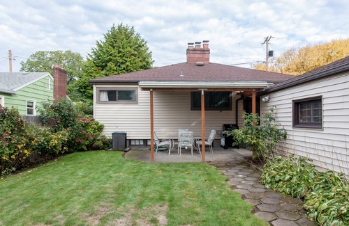 North Tabor House | Near Providence Hospital - Sunny and Comfy Tabor 2 Bedrooms - 1100 Sq Ft!