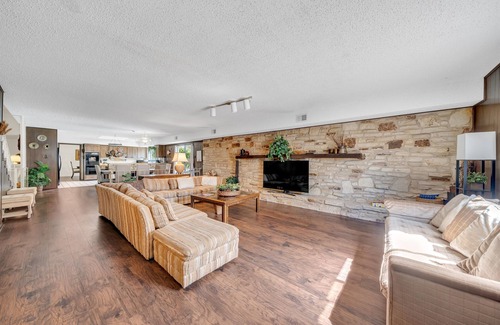 Universal City House | Near Randolph AFB | Pool | Grill | Sleeps 16