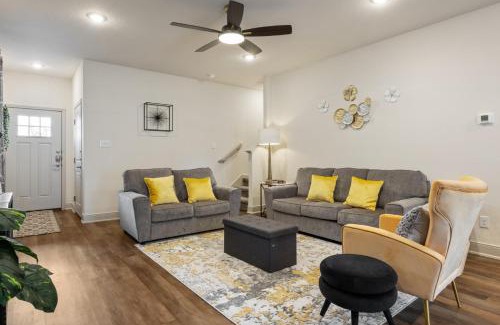 San Antonio House | Near Seaworld Smart TVs Backyard Dining Pet Friendly