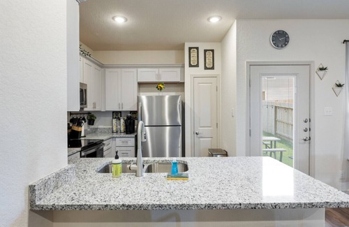 San Antonio Apartment | Near Seaworld~Smart TVs~Backyard Dining~Pet Friendly