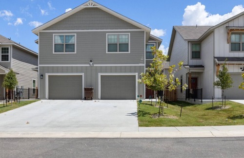 San Antonio Apartment | Near Seaworld~Smart TVs~Backyard Dining~Pet Friendly