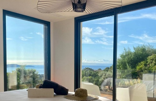 Cavalaire-sur-Mer Resort | NEAR ST TROPEZ, MAGNIFICENT VILLA WITH SEA VIEW, SWIMMING POOL, CLOSE TO BEACHES.