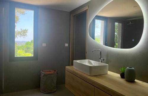 Cavalaire-sur-Mer Resort | NEAR ST TROPEZ, MAGNIFICENT VILLA WITH SEA VIEW, SWIMMING POOL, CLOSE TO BEACHES.