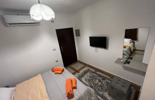 Al Haram Hotel | NEAR THE PYRAMIDS INN n5 minutes from the Great Pyramids of Giza & Sphinx!